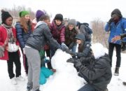 Afrika’dan gelen çocuklar ilk kez karla tanıştı