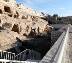 İki bin yıllık kaya mezarları turizme açılıyor